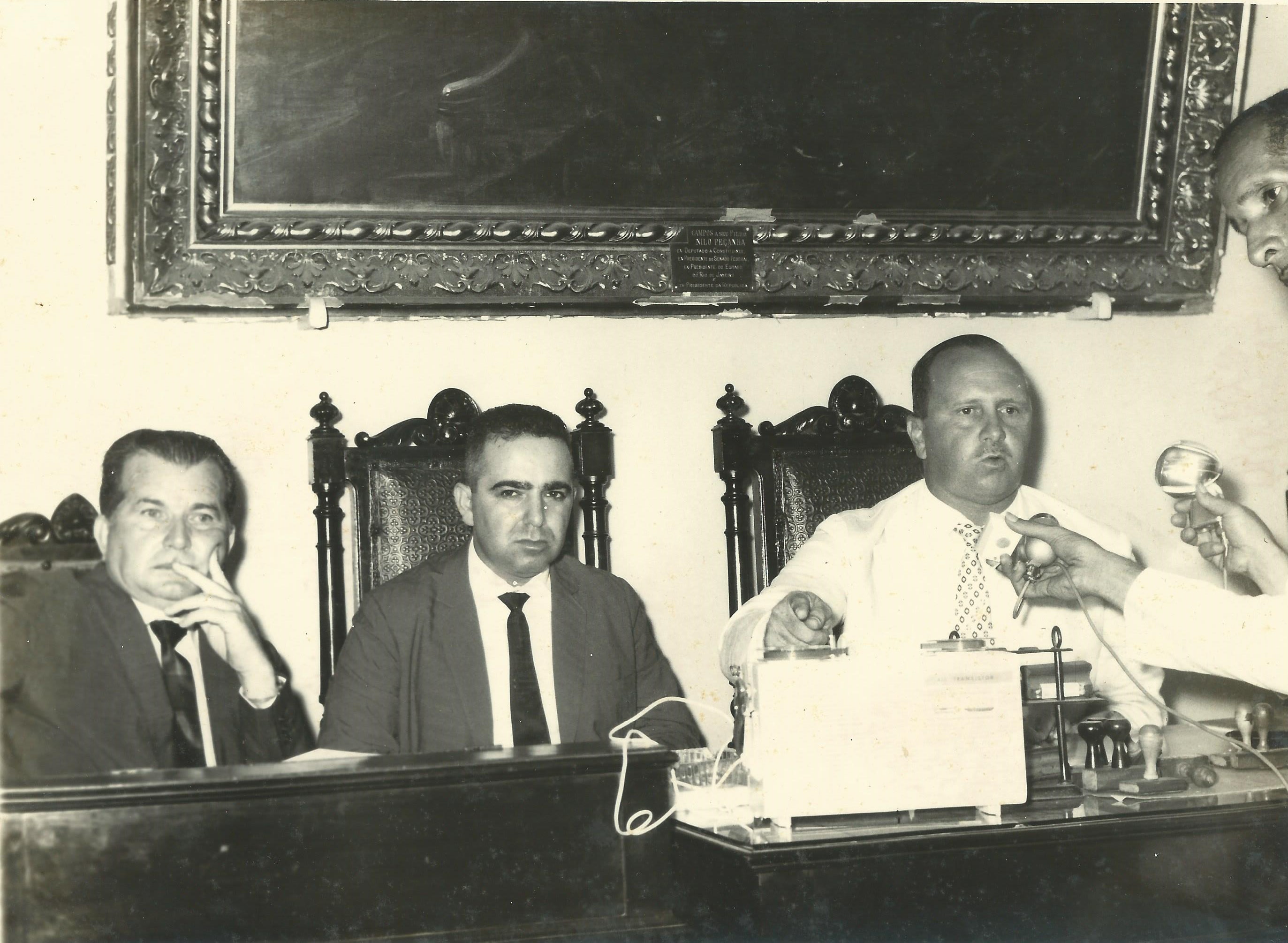 À esquerda, Deputados Ordenê Veloso e Carlos Peçanha com o Presidente da Câmara, Severino Veloso de Carvalho
